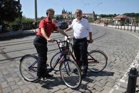 Enrique Penalosa i Boris Palmer - burmistrz niemieckiego Tubingen na wycieczce rowerowej po Pradze, podczas trwania festiwalu reSITE (fot.: mat. org.)